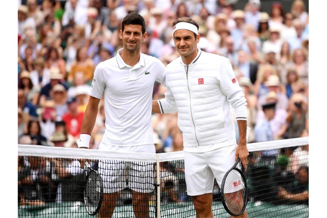 Tennis-Topstars: Novak Djokovic (l) und Roger Federer. Foto: Laurence Griffiths/Pool/PA Wire/dpa