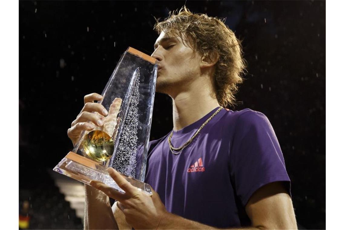 Tennisprofi Alexander Zverev küsst die Trophäe nach seinem Sieg. Foto: Salvatore Di Nolfi/KEYSTONE