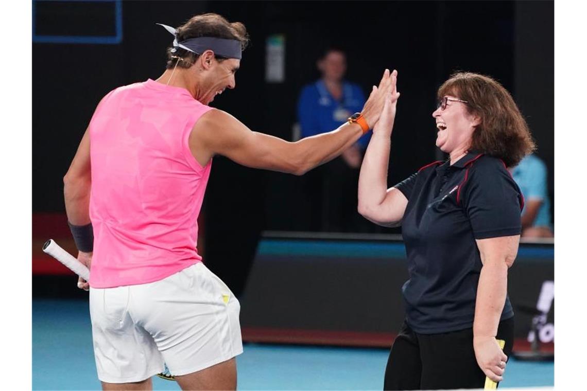 Doppel mit Feuerwehrfrau - Tennisstars sammeln Geld Tennisstar trat beim Benefizspiel zu Gunsten der Opfer der Buschbrände in Australien gemeinsam mit der Feuerwehrfrau Deb Boirg im Doppel an. Foto: Scott Barbour/AAP/dpa