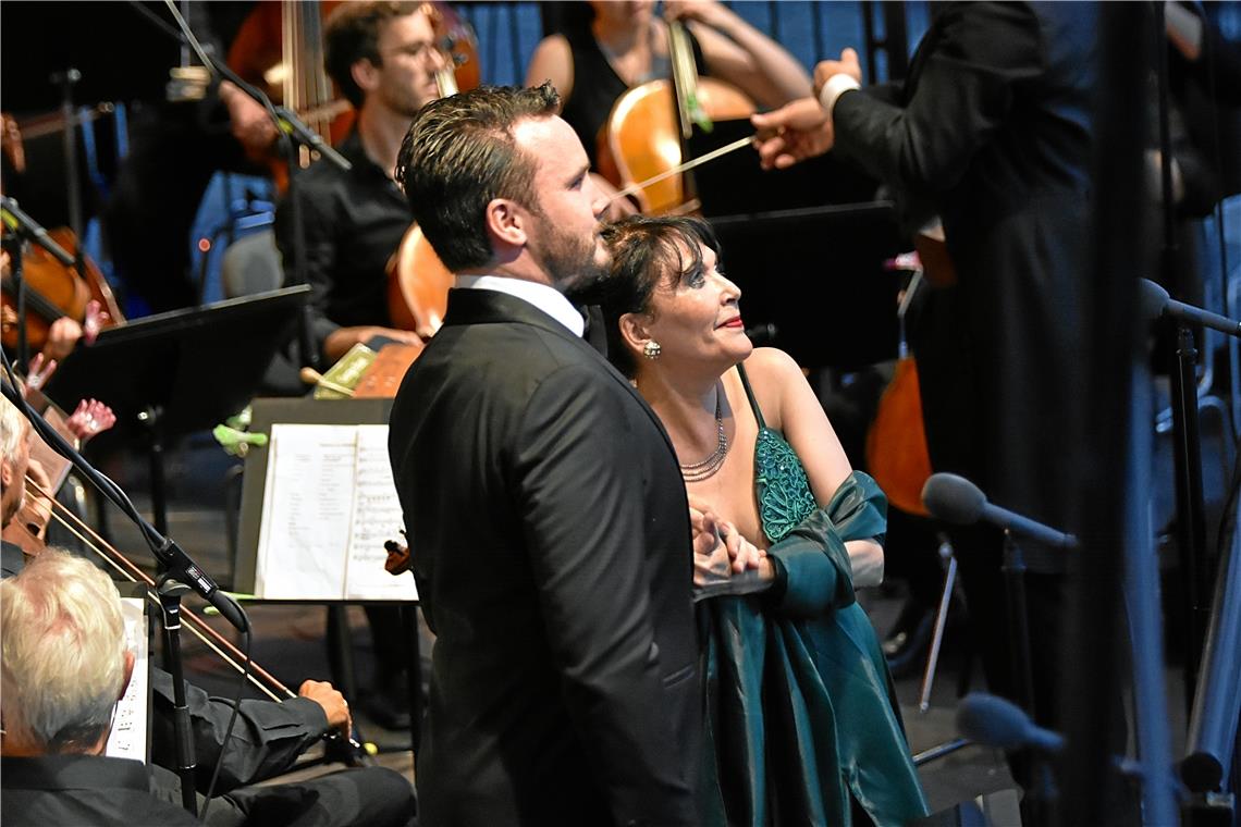 Tenor Aaron Cawley und Sopranistin Graciela de Gyldenfeldt interpretierten unter anderem das Eifersuchtsduett aus Puccinis Oper Tosca.