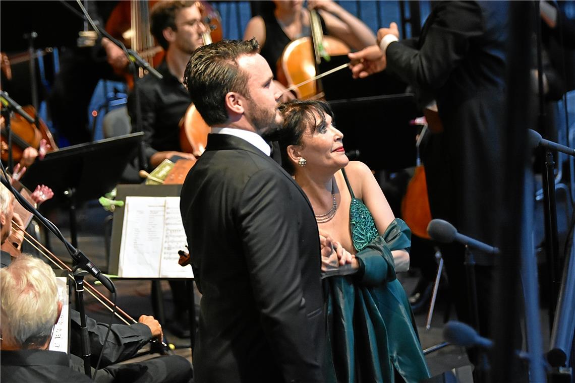 24. Backnanger classic-ope(r)n-air: Ausverkaufter Abend bei Kaiserwetter Tenor Aaron Cawley und Sopranistin Graciela de Gyldenfeldt interpretierten unter anderem das Eifersuchtsduett aus Puccinis Oper Tosca.