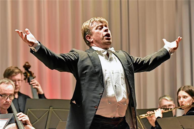 Tenor Karsten Münster bringt seine Stimme klangvoll zur Geltung.