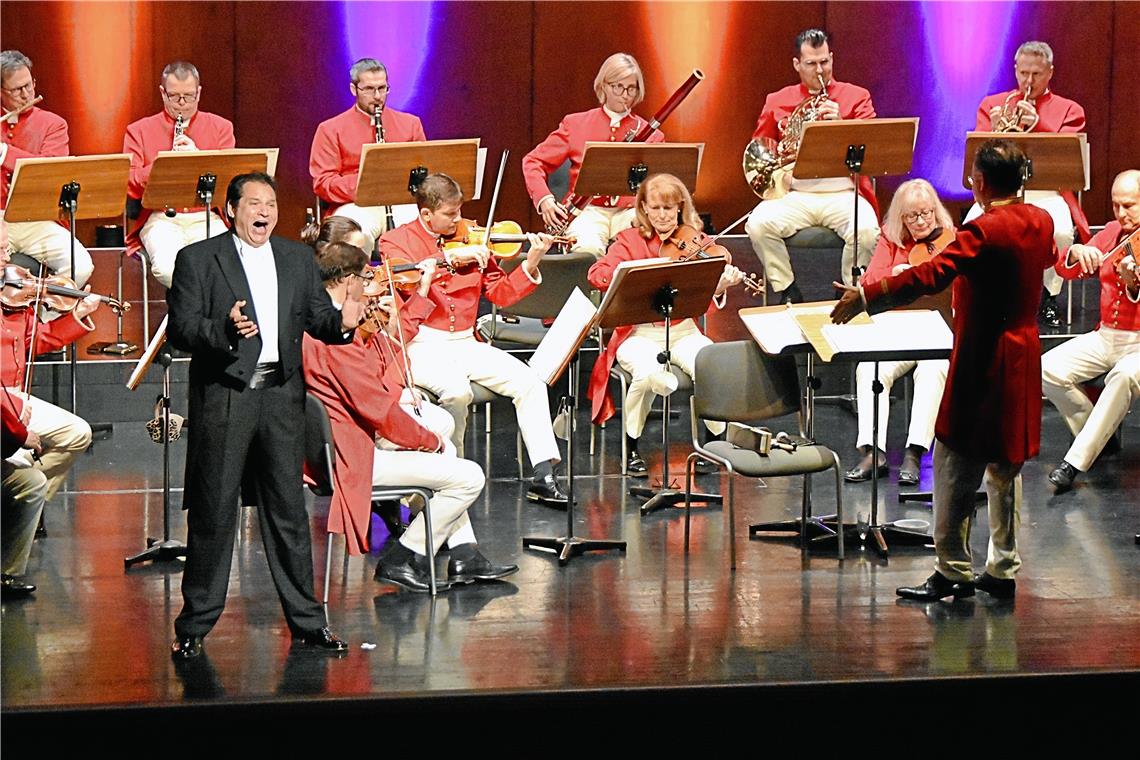 Tenor Manolito Mario Franz bezauberte die Zuhörer beim Neujahrskonzert gleich mit dem ersten brillanten Ton. Fotos: T. Sellmaier