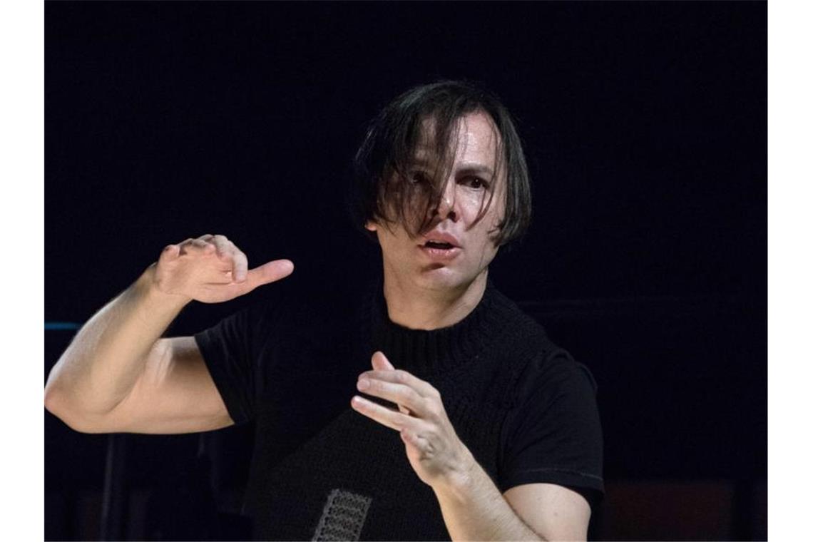 Teodor Currentzis dirigiert. Foto: Sebastian Gollnow/dpa/Archivbild