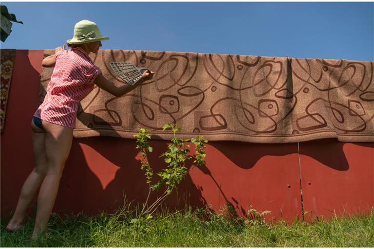 Teppich ausklopfen leicht gemacht. Hier finden Sie 6 nützliche Tipps, um Ihren Teppich gründlich und schonend zu reinigen. Für ein frisches Zuhause.