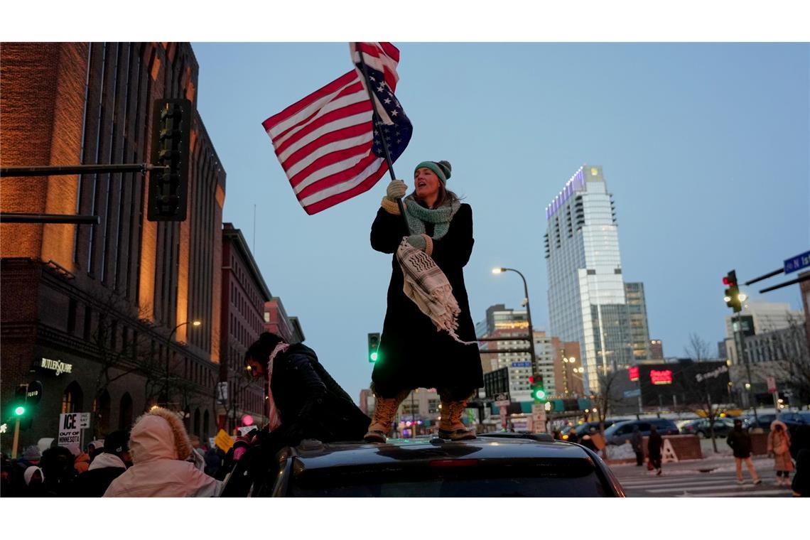 Teresa Hurst schwenkt eine auf dem Kopf stehende amerikanische Flagge.