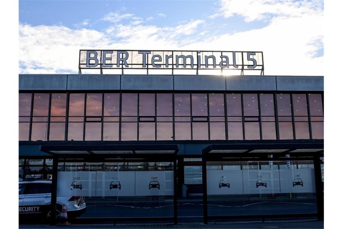 BER-Betreiber schließen Terminal aus DDR-Zeit Terminal 5 am Flughafen BER - der ehemalige DDR-Flughafen Schönefeld. Foto: Britta Pedersen/dpa-Zentralbild/dpa