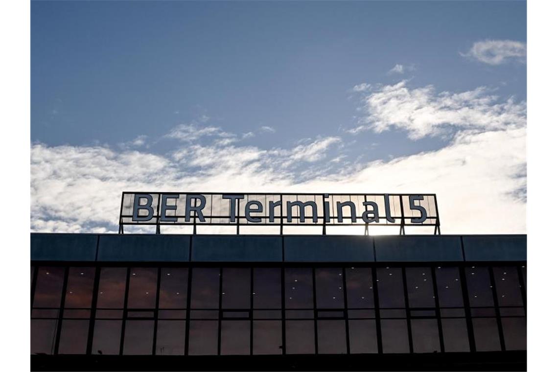 Terminal 5 am Flughafen BER. Die Flughafengesellschaft plant, das alte Terminalgebäude in Schönefeld zu schließen. Foto: Britta Pedersen/dpa-Zentralbild/dpa
