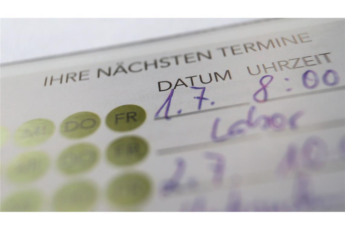 Termine bei Fachärzten bekommen viele Kassenpatienten erst nach Wochen. (Archivbild)