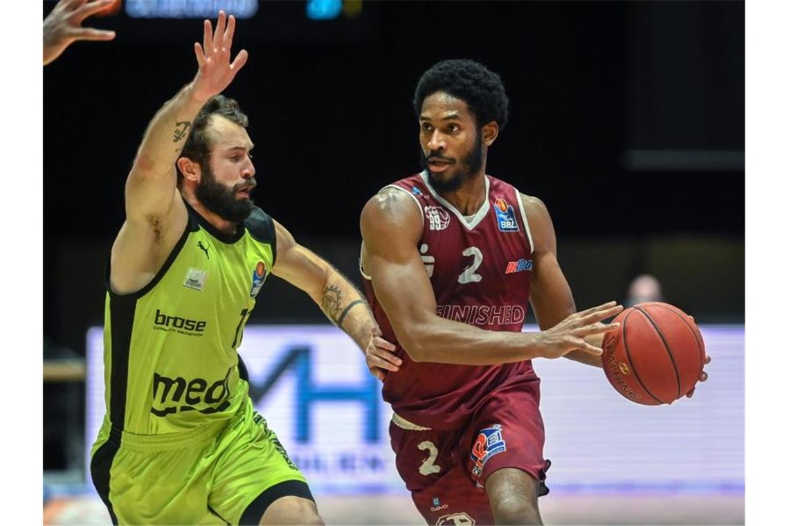 Crailsheims Basketballer holen Harris aus Chemnitz Terrell Harris (r) spielt gegen Bayreuths Bastian Doreth. Foto: Hendrik Schmidt/dpa-Zentralbild/dpa/Archivbild