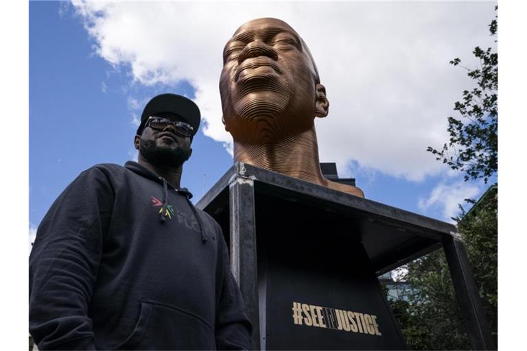 Terrence Floyd neben der Skulptur seines Bruders George Floyd. Foto: John Minchillo/AP/dpa