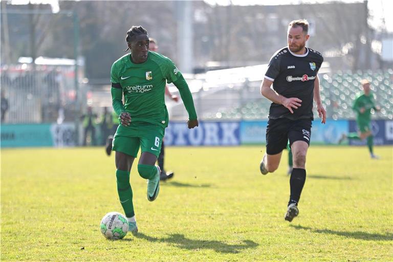 Terry Asare (links) wird künftig für die TSG Backnang in der Oberliga auflaufen. Foto: Imago