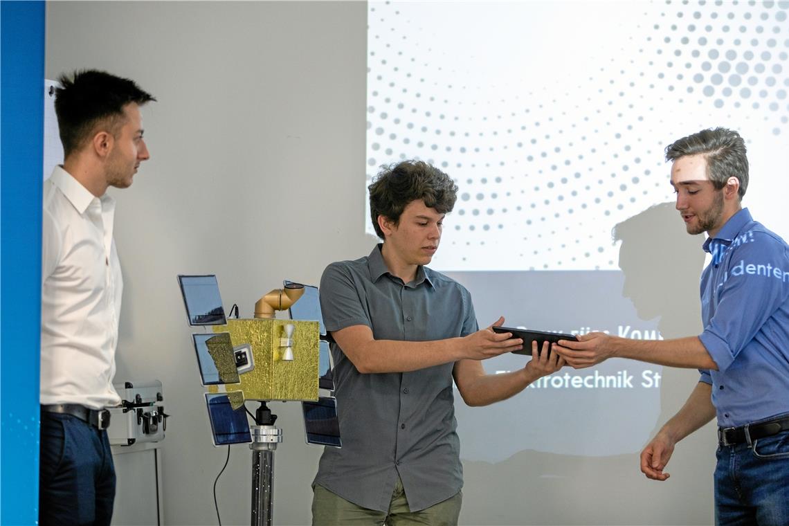 Tesat-Studenten präsentieren ein Modell, das im Showroom des Deutschen Zentrums für Satelliten-Kommunikation zu sehen sein wird. Foto: A. Becher