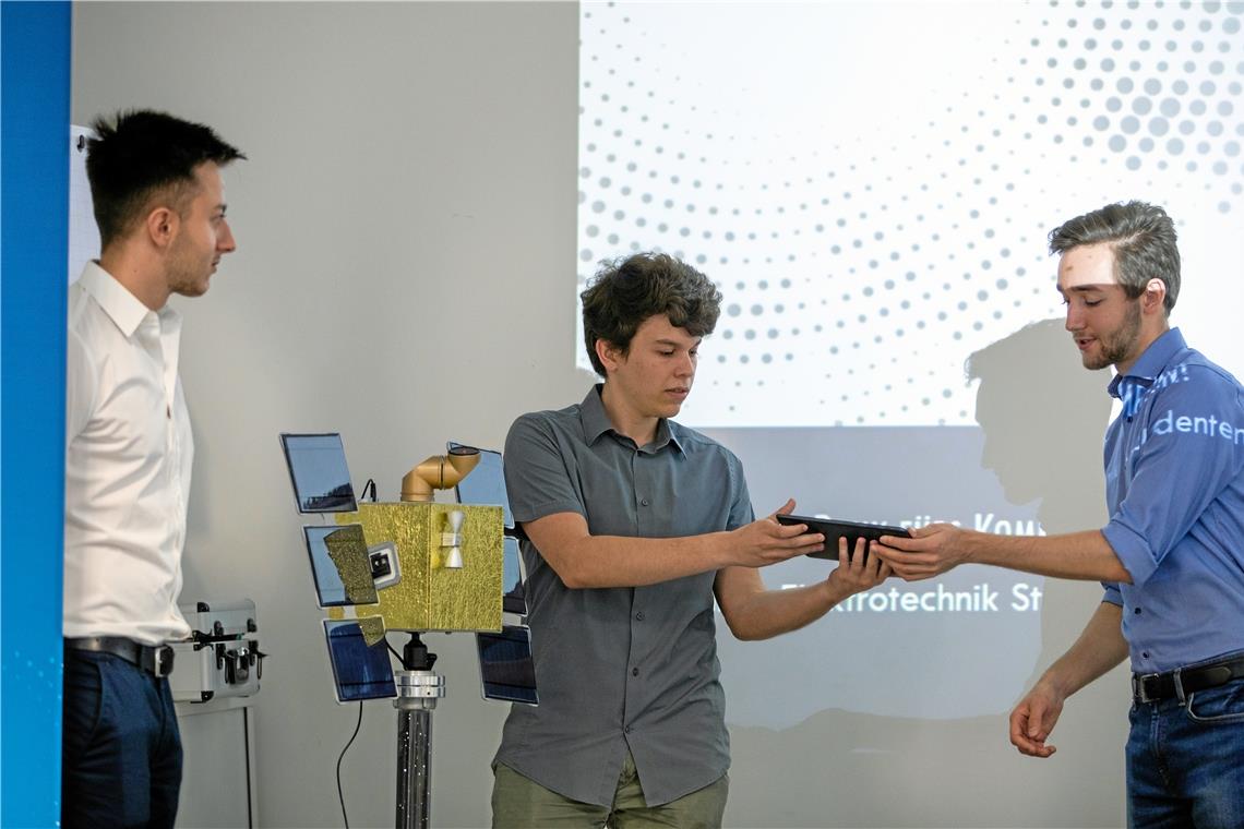 Studenten bauen interaktives Modell Tesat-Studenten präsentieren ein Modell, das im Showroom des Deutschen Zentrums für Satelliten-Kommunikation zu sehen sein wird. Foto: A. Becher