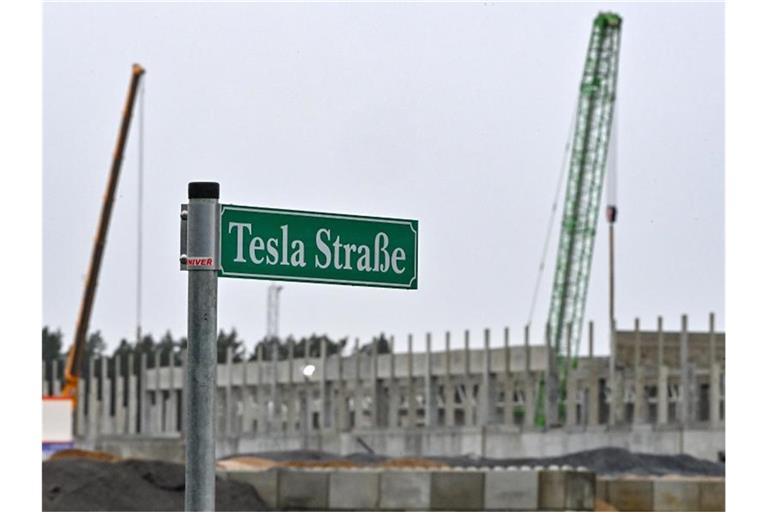 Tesla baut in Grünheide eine Elektroautofabrik. Die Produktion soll im Juli beginnen. Foto: Patrick Pleul/dpa-Zentralbild/dpa