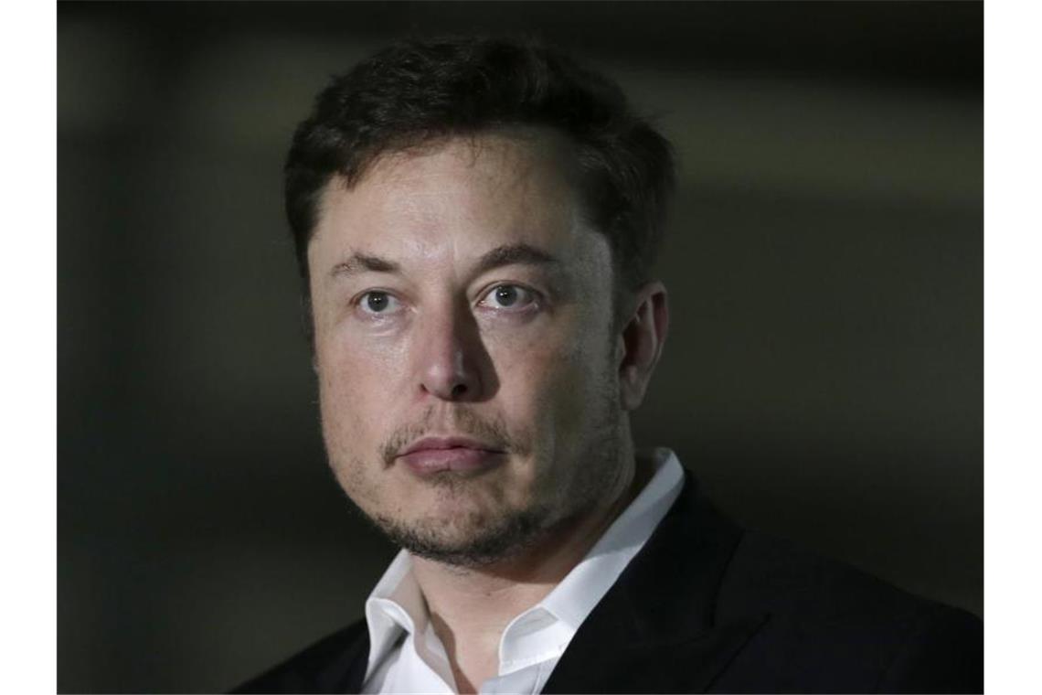 Tesla-Chef Elon Musk hat seinem Elektroautokonzern mit der Aussicht auf neue Rekordzahlen kräftig Auftrieb an der Börse gegeben. Foto: Kiichiro Sato/AP