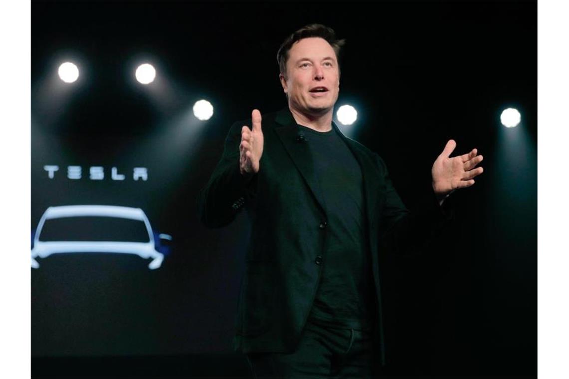 Musk zeigt sich seinen Fans - Tag der offenen Tür bei Tesla Tesla-Chef Elon Musk präsentiert sich heute in Grünheide seinen Fans. Foto: Jae C. Hong/AP/dpa
