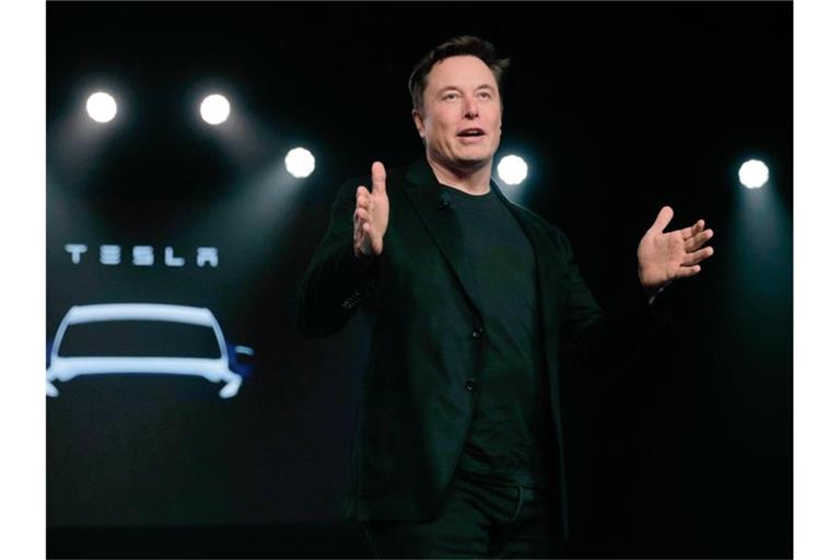 Tesla-Chef Elon Musk präsentiert sich heute in Grünheide seinen Fans. Foto: Jae C. Hong/AP/dpa