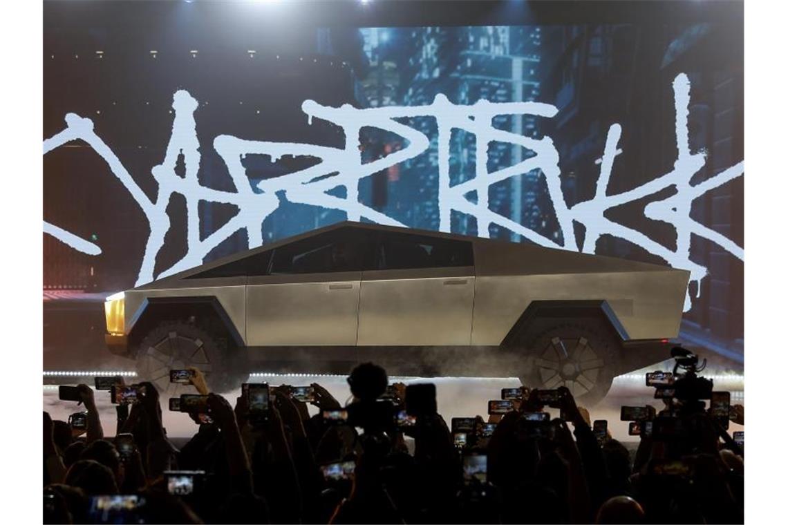 Tesla präsentiert futuristischen Elektro-Pick-up Tesla „Cybertruck“ soll schneller beschleunigen als ein Porsche 911. Den Startpreis setzt Tesla bei rund 40.000 Dollar an. Foto: Ringo H.W. Chiu/AP/dpa