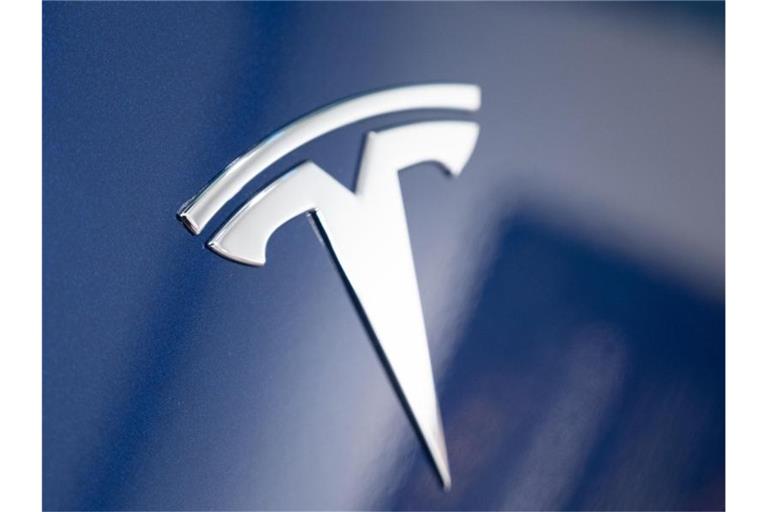 Tesla könnte aus einem Europäischen Batteriezellenprogramm eine satte Förderung erhalten. Foto: Christophe Gateau/dpa