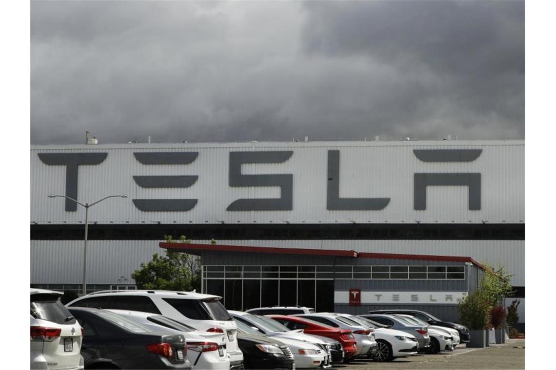 Tesla liefert fünften Quartalsgewinn in Folge und bestätigt seine ambitionierten Jahresziele. Foto: Ben Margot/AP/dpa