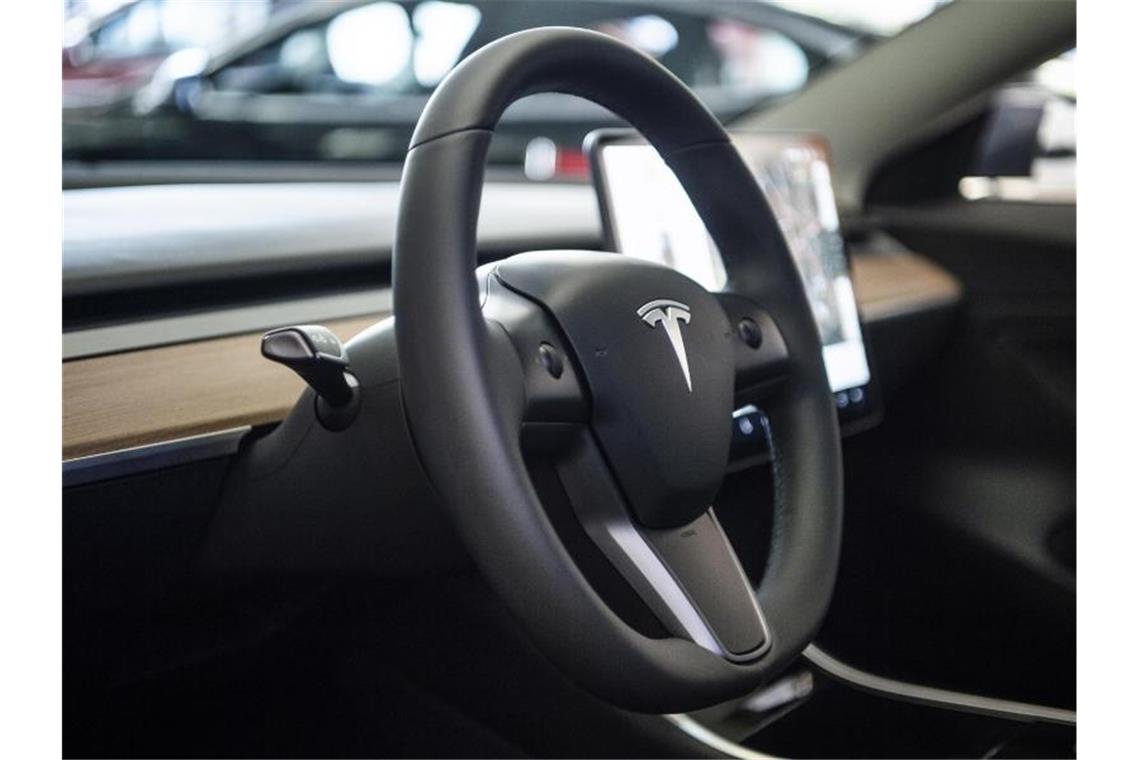 Gericht: Tesla darf nicht mit „Autopilot“ werben Tesla will „autonomes Fahren“ anders verstanden haben als in der Autobranche allgemein üblich. Foto: Christophe Gateau/dpa