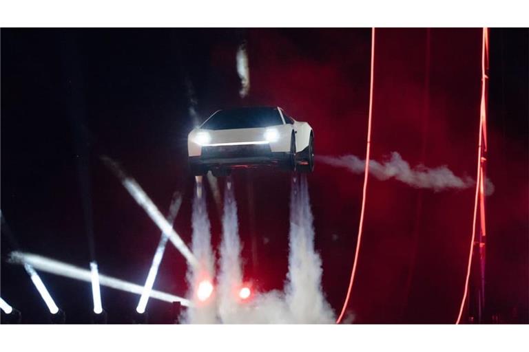 Tesla zeigt Sportwagen mit Raketendüsen: Das von Tesla zur Verfügung gestellte Handout zeigt den Sportwagen Tesla Roadster mit Kaltgas-Triebwerken bei einer Präsentation in der texanischen Stadt Waco.