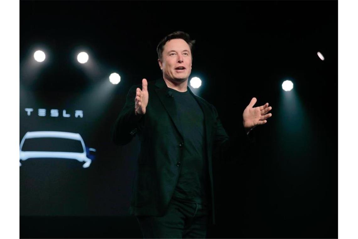 Tesla will in Grünheide mehrere Elektroautomodelle fertigen Teslas CEO Elon Musk spricht vor der Enthüllung des Tesla Modell Y in Teslas Designstudio in Hawthorne, Kalifornien. Foto: Jae C. Hong/AP/dpa