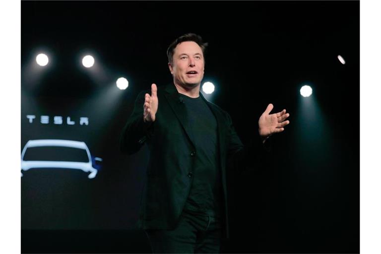 Teslas CEO Elon Musk spricht vor der Enthüllung des Tesla Modell Y in Teslas Designstudio in Hawthorne, Kalifornien. Foto: Jae C. Hong/AP/dpa