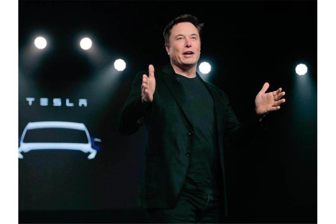 Teslas CEO Elon Musk spricht vor der Enthüllung des Teslas Modell Y. (Archivbild). Foto: Jae C. Hong/AP/dpa