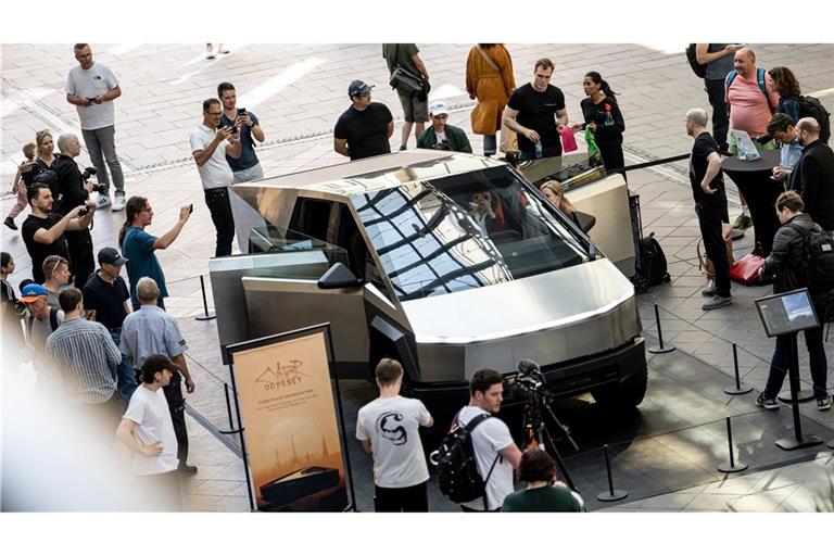 Teslas Cybertruck in der Mall of Berlin. Das Fahrzeug wird ab dieser Woche bis zum 7. Juli an über 100 Standorten in 20 Ländern zu sehen sein.