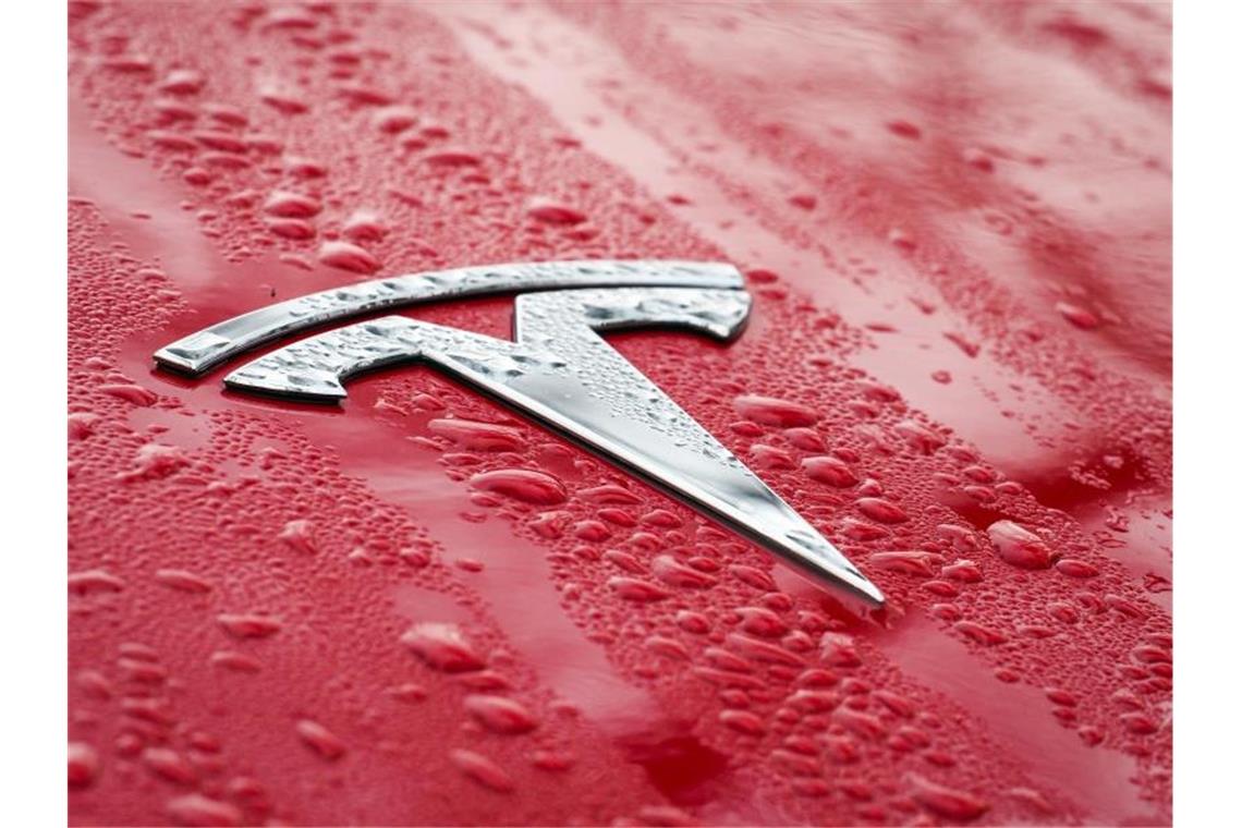 Tesla-Autopilot: US-Verkehrsaufsicht prüft Bremsprobleme Teslas Fahrassistenzsystem „Autopilot“ steht schon länger in der Kritik. Foto: Soeren Stache/dpa-Zentralbild/dpa