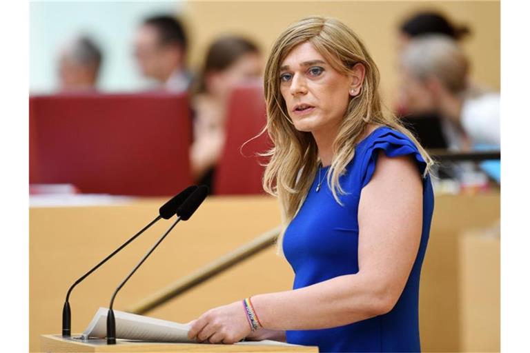 Tessa Ganserer spricht bei einer Plenarsitzung des Bayerischen Landtags. Die Grünen-Politikerin will in den Bundestag einziehen. Foto: Tobias Hase/dpa