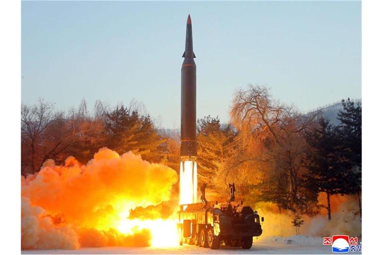 Testabschuss einer Hyperschallrakete. (Das Bild wurde von der staatlichen nordkoreanischen Nachrichtenagentur KCNA zur Verfügung gestellt und kann nicht eindeutig verifiziert werden.). Foto: -/KCNA/dpa