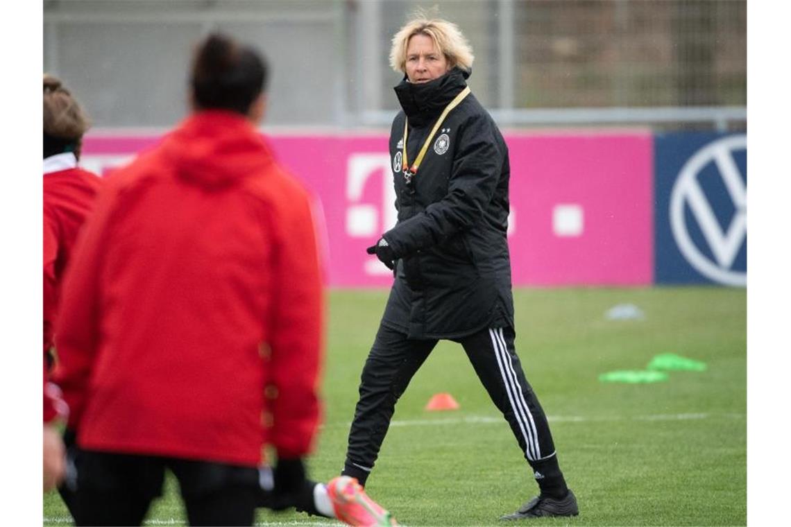 WM-Gastgeber Australien und Norwegen fordern DFB-Frauen Testet mit Deutschlands Fußball-Frauen zweimal in Wiesbaden: Bundestrainerin Martina Voss-Tecklenburg (r). Foto: Sebastian Gollnow/dpa