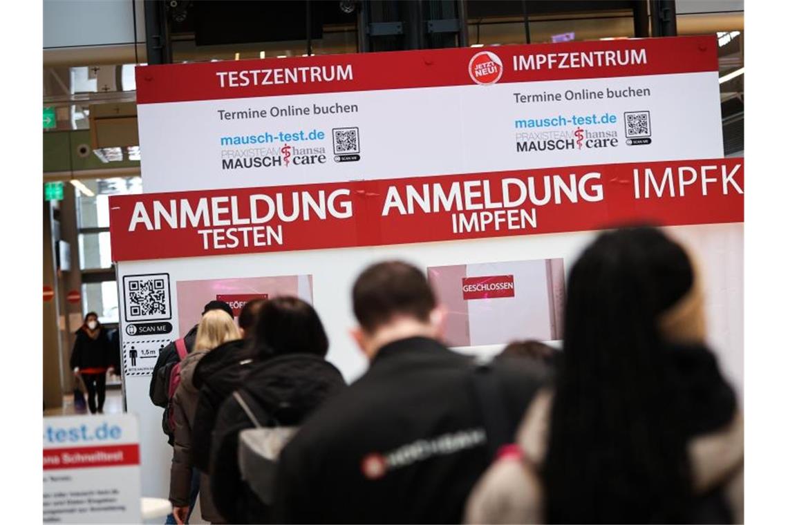 Erneut Höchstwerte bei Neuinfektionen und Inzidenz Testkapazitäten und Gesundheitsämter sind vielerorts am Limit. Foto: Christian Charisius/dpa