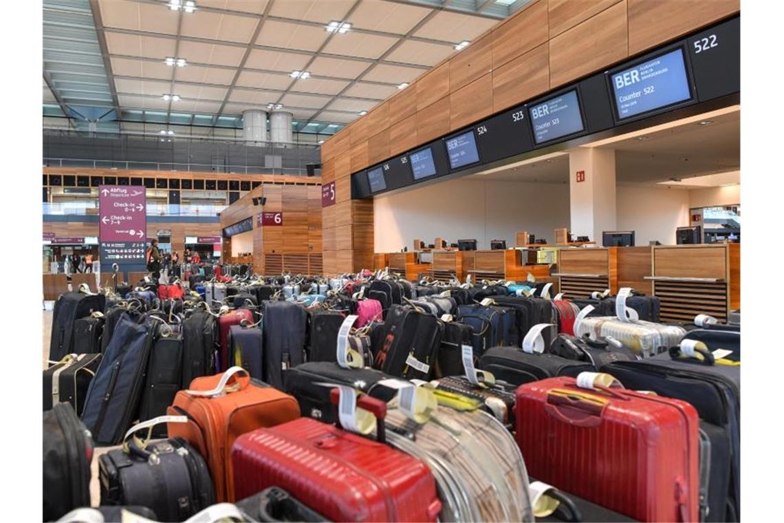 Testlauf: Koffer im Terminal des Hauptstadtflughafens BER. Foto: Patrick Pleul/dpa-Zentralbild/dpa