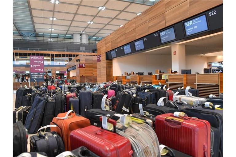 Testlauf: Koffer im Terminal des Hauptstadtflughafens BER. Foto: Patrick Pleul/dpa-Zentralbild/dpa