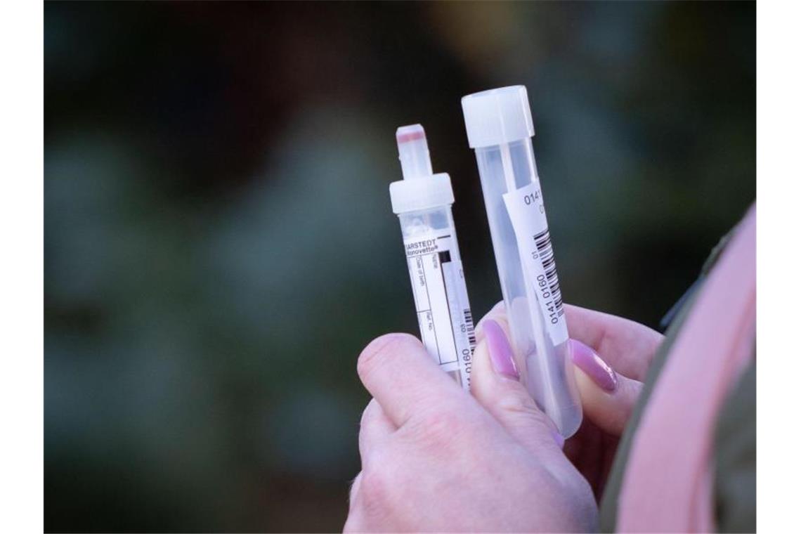 Teströhrchen für einen Abstrichtest und eine Blutprobe. Foto: Kay Nietfeld/dpa/Symbolbild