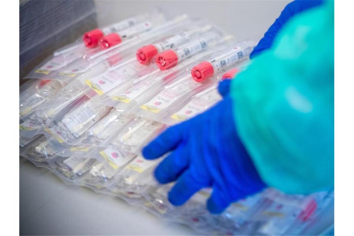 Testsets mit Abstrichstäbchen liegen in einem Testzentrum für Corona-Verdachtsfälle bereit. Foto: Jens Büttner/dpa-Zentralbild/dpa