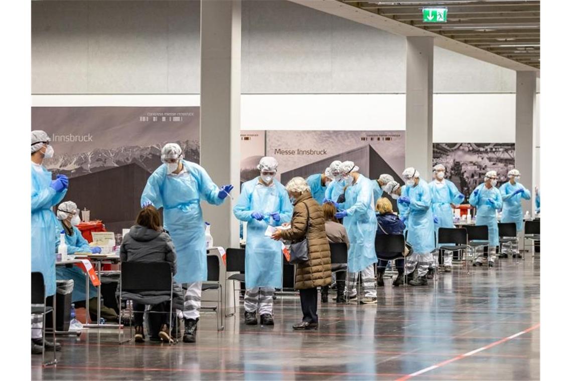 Corona-Massentest in Österreich gestartet Teststation in der Innsbrucker Messe. Foto: Expa/Johann Groder/APA/dpa