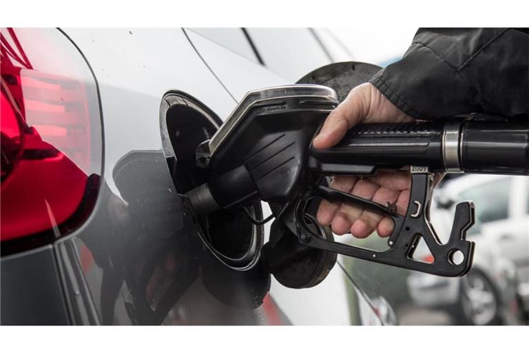 Teurer Handgriff: Tanken ist im Vergleich zum September 2025 um rund die Hälfte teurer geworden. Wie kann die Bundesregierung die Bürger unterstützen?