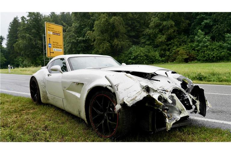 Teurer Unfall: Auf regennasser Straße prallt der Luxuswagen gegen die Leitplanke.