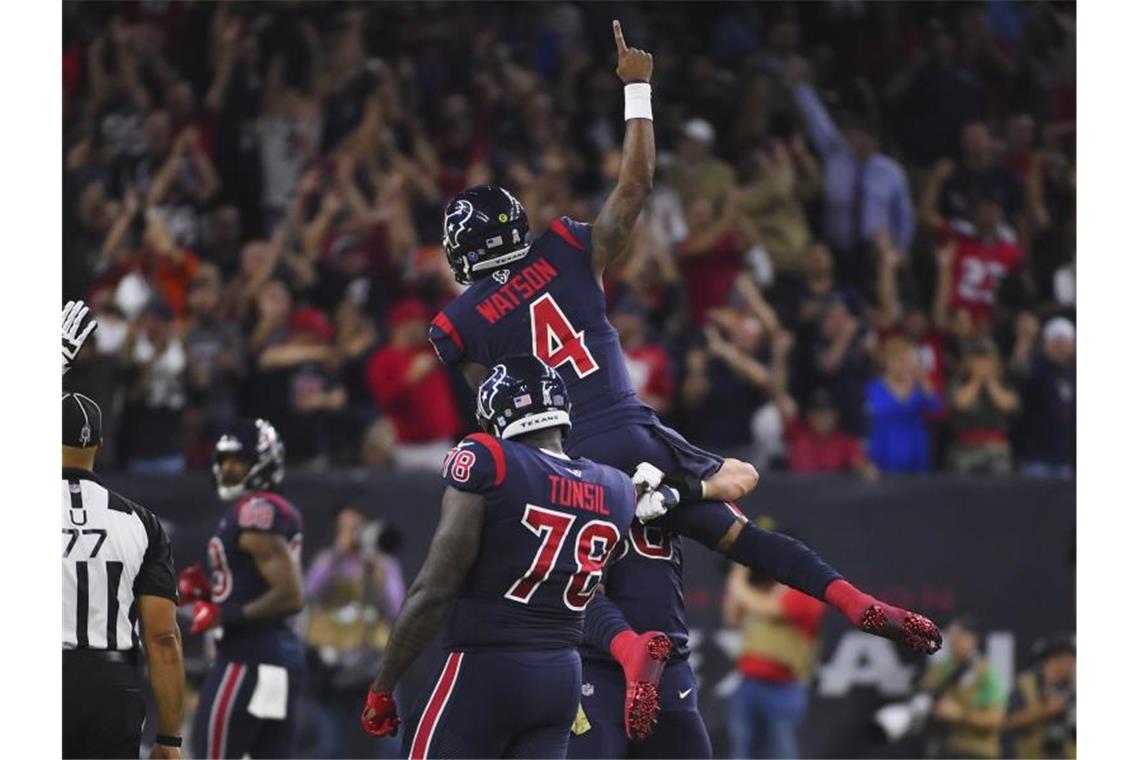 NFL: Houston nach Sieg gegen Indianapolis an der Spitze Texans-Quarterback Deshaun Watson (oben) feiert einen Touchdown. Foto: Eric Christian Smith/ AP/dpa