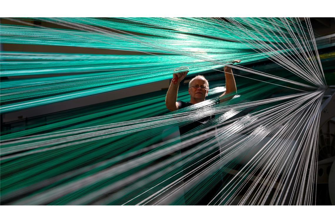 Textile Skipisten aus Chemnitz - In der Produktion von Mr. Snow in Chemnitz arbeitet Web-Meister Mario Thümer an einer Webmaschine für textile Gleitmatten.