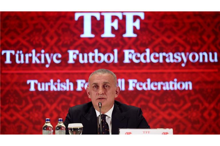 Wettskandal erschüttert Fußball – Verband sperrt Schiris TFF-Präsident Ibrahim Haciosmanoglu bei einer Pressekonferenz in Istanbul.