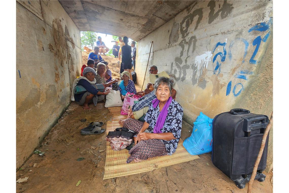 Thailänder, die vor Auseinandersetzungen zwischen thailändischen und kambodschanischen Soldaten geflohen sind, suchen Schutz in der Provinz Surin im Nordosten Thailands.