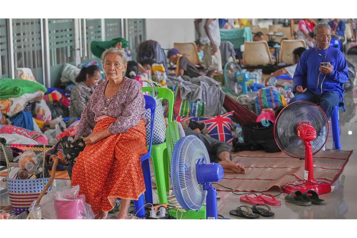 Bilder des Tages Thailändische Menschen, die nach den Zusammenstößen zwischen thailändischen und kambodschanischen Soldaten aus ihren Häusern geflohen sind, ruhen sich in einem Evakuierungszentrum in der thailändischen Provinz Surin aus.