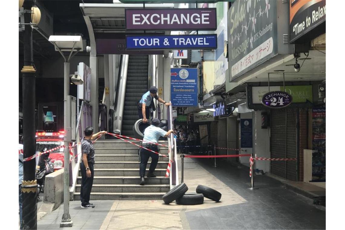 Zwei Verletzte bei mehreren Explosionen in Bangkok Thailändische Polizisten sperren den belebten Skytrain-Bahnhof Salah Daeng ab. Foto: Christoph Sator
