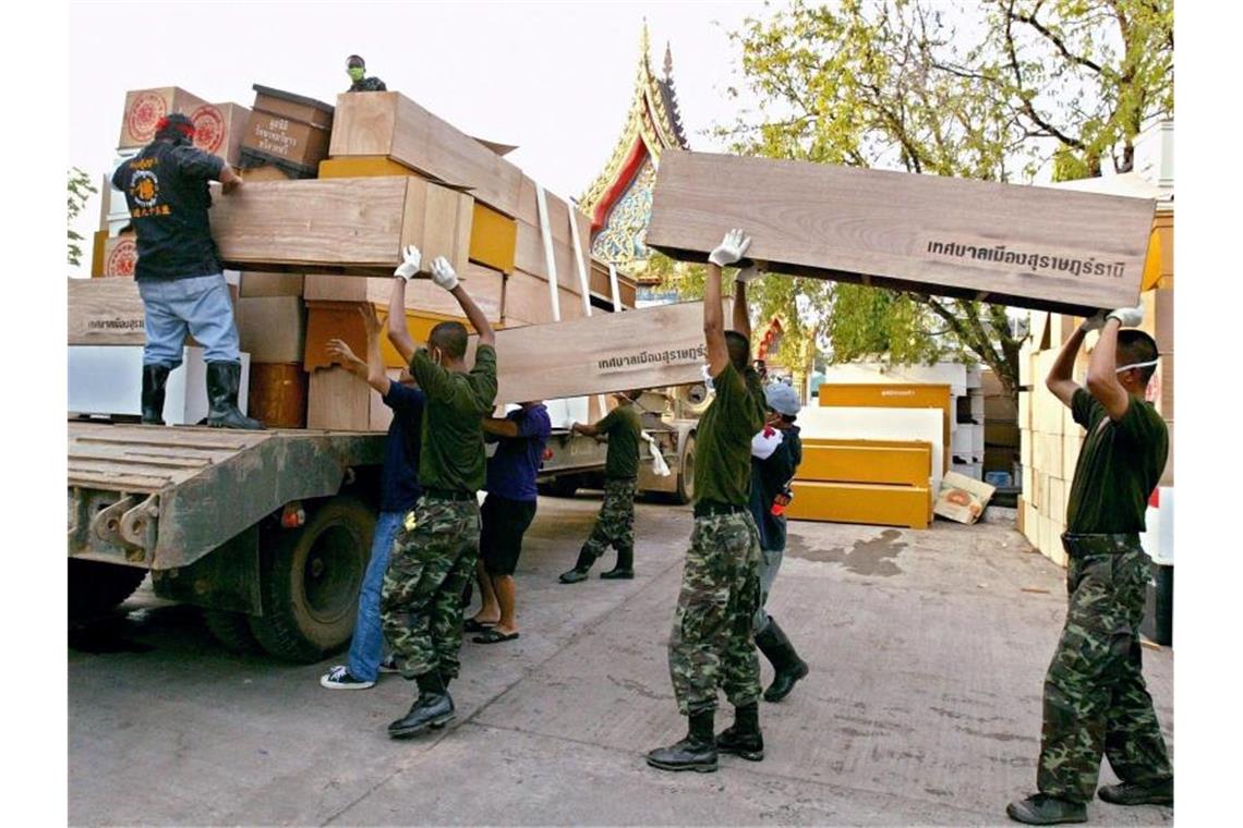 Gebete für Opfer am 15. Jahrestag der Tsunami-Katastrophe Thailändische Soldaten bringen Särge zum Yan Yao-Tempel auf Khao Lak. Foto: epa Rungroj Yongrit/epa/dpa